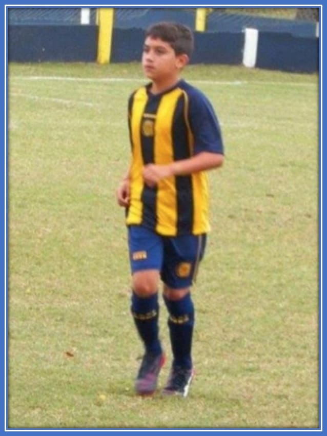 A rare glimpse of young Facundo Buonanotte wearing the Rosario Central jersey on the pitch, capturing the early years of his promising journey at the club.