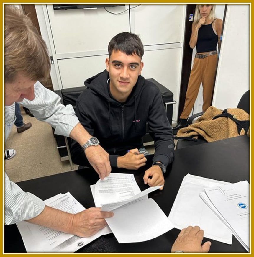 Facs was pictured signing his first professional contract with Rosario Central, marking the beginning of a new chapter filled with greater challenges and exciting opportunities ahead.