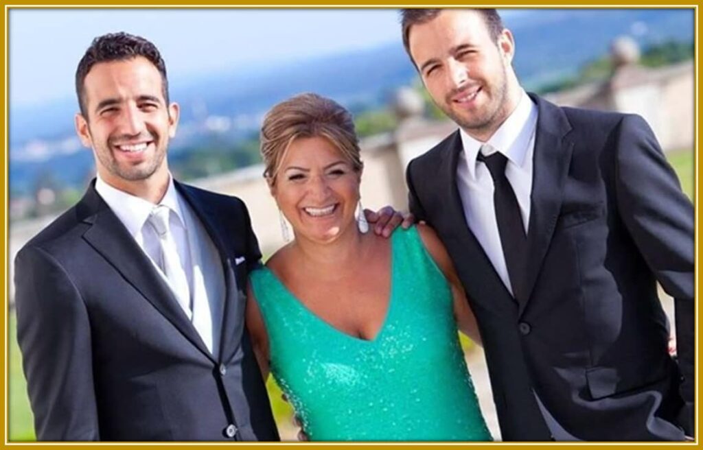 Anabela Francisco with her two sons, Rúben and Mauro, a moment of family love and support.