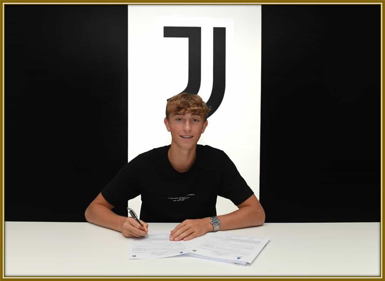 A dream realized. Dean Huijsen signs his professional contract with Juventus, the moment he’s worked for his whole life. 