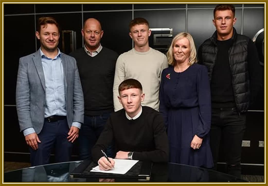 A childhood dream turned reality—Elliot Anderson, surrounded by his proud family, signs his first professional contract with Newcastle United. A moment of joy, hope, and the beginning of a remarkable journey.