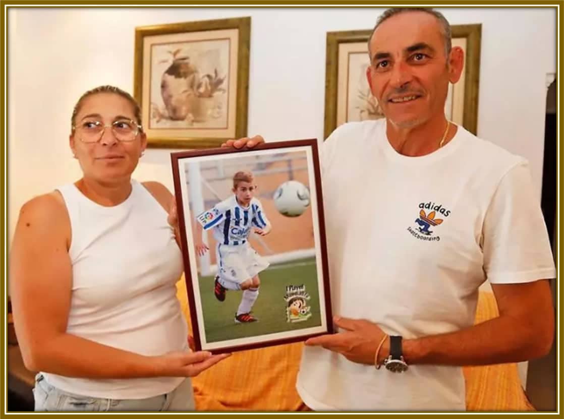 Meet Fermin Lopez's parents- his mother, Lola Marin, and his father, Fermin Lopez, who is holding their son's picture. Source: Huelvainformacion