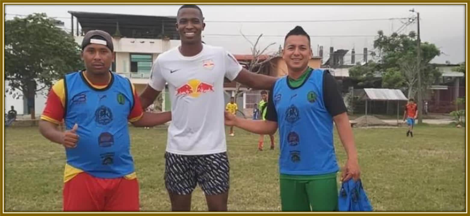 A moment of gratitude and reflection as Pacho poses for a photo with two key figures from his roots at Huracán, the club where his football journey first began.