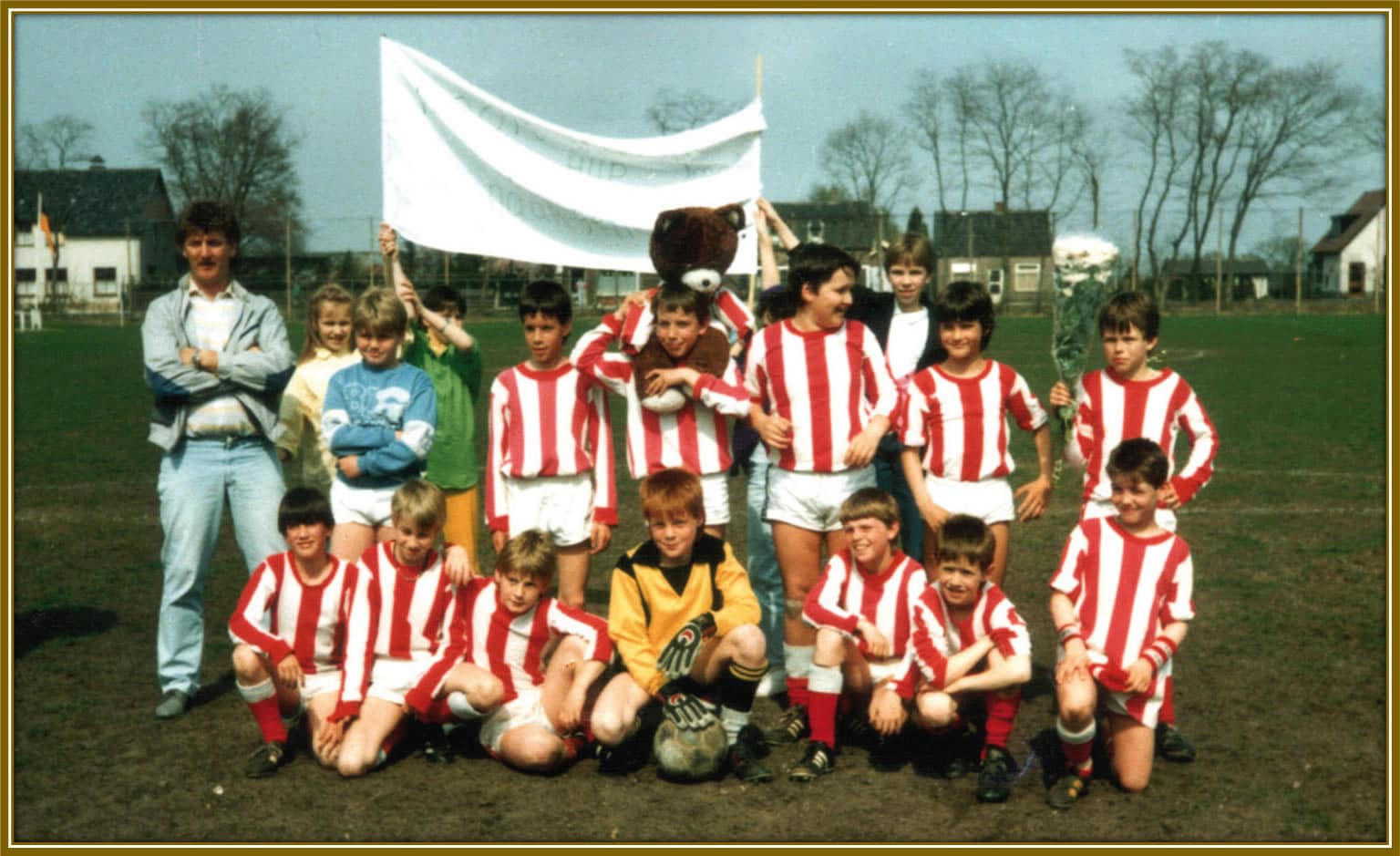 Can you spot the young Ruud van Nistelrooy in this nostalgic team photo? A hint: he's in the top row, third from the left, standing tall among his Nooit Gedacht teammates. 