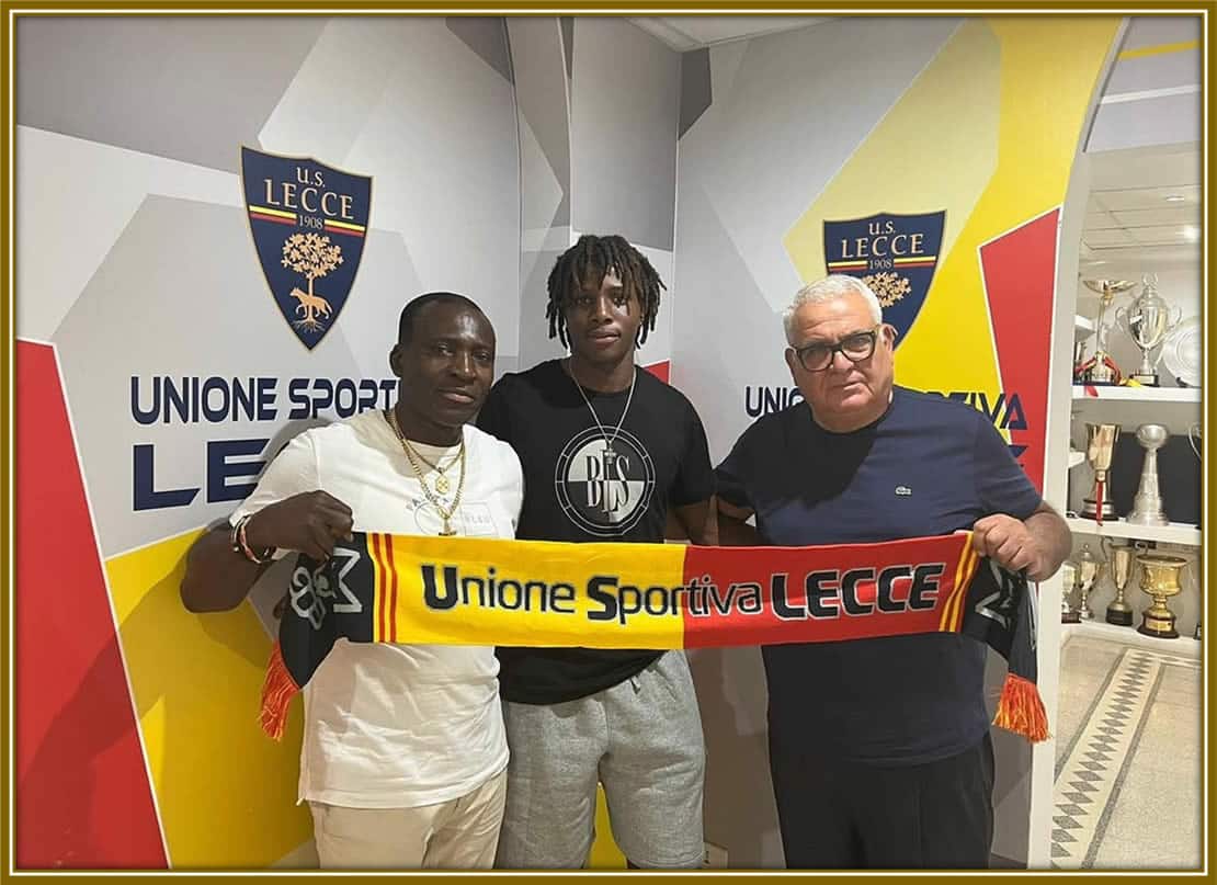 Patrick Dorgu with his father and agent on the day he signed for Lecce in 2022. A pivotal moment marking the start of his journey in Italian football!