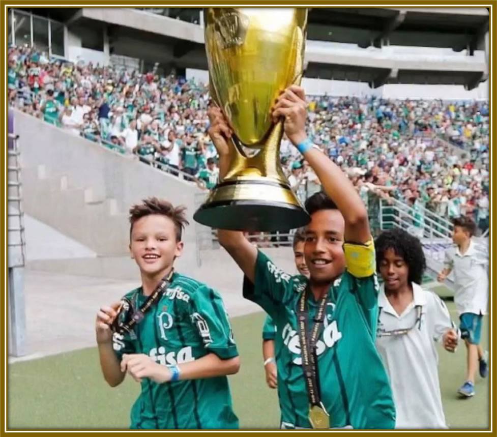 In 2017, just a year after joining Palmeiras, Vitor became the São Paulo champion in his category. He quickly established himself as a key player for the youth teams, often leading as captain and collecting trophies along the way.