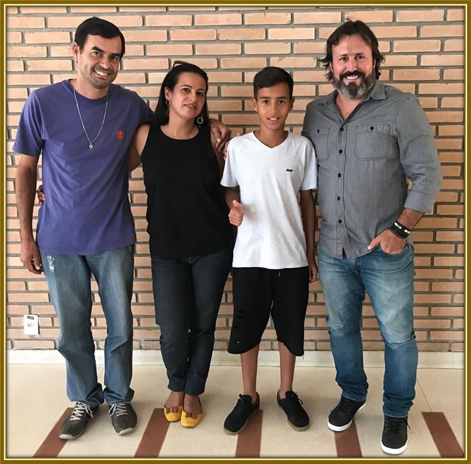 A proud moment for Vitor Reis and his parents, as they stood together on the day he officially joined Palmeiras, a step closer to his dreams.