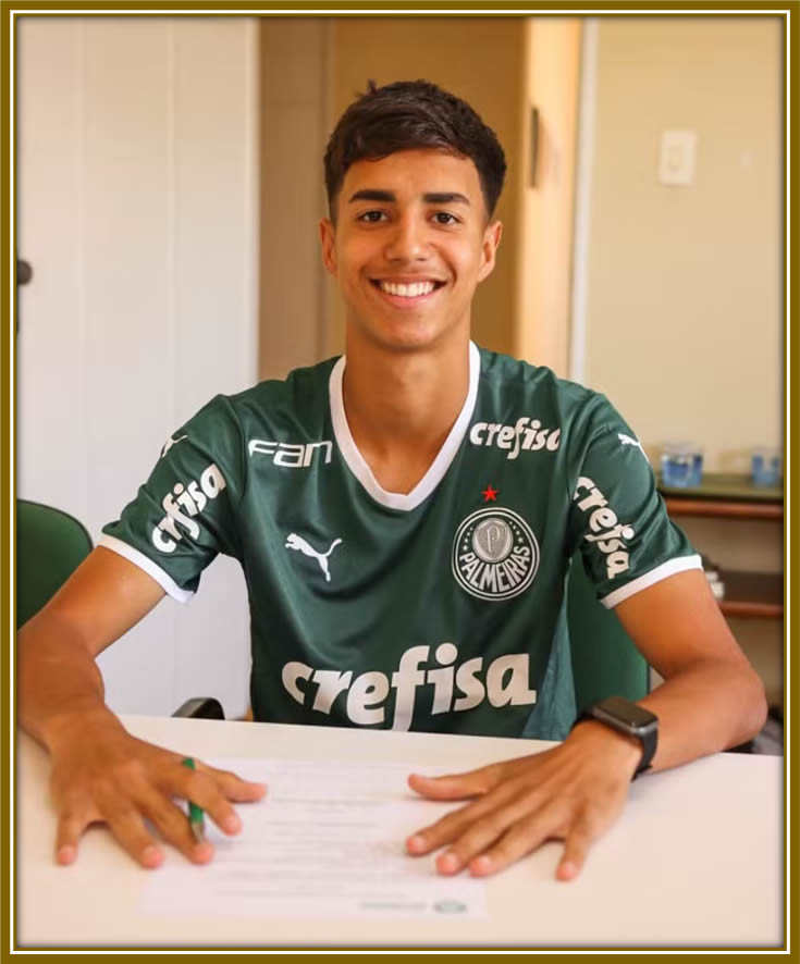 A new chapter in his journey began on this day. Vitor Reis signing his first professional contract with Palmeiras was a moment of triumph for both him and his family.